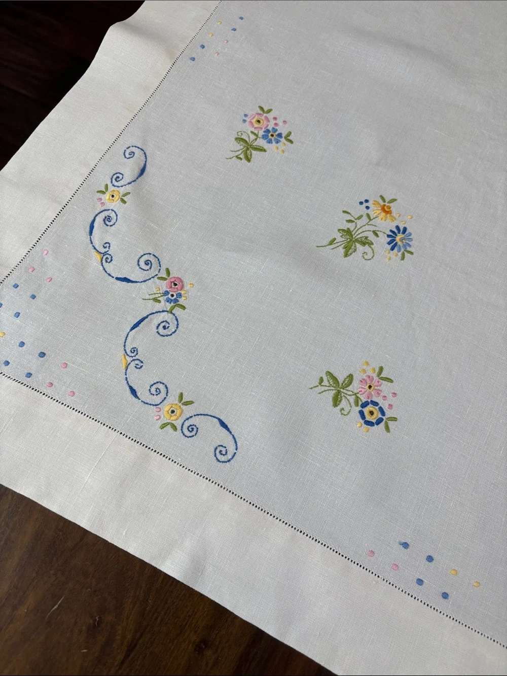 Embroidered Vintage Floral Tablecloth - Classic Home Dining with Sweetness!